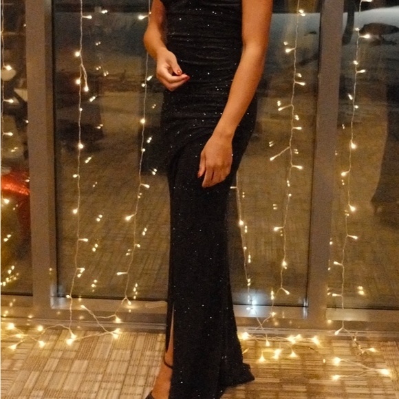 Elegant Black Glitter Evening Dress - Picture 5 of 6